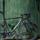 Imagen para el artículo titulado Esta bicicleta eléctrica pesa 11,3 kilos y esconde dos baterías ¿Adivinas dónde se conecta la segunda?